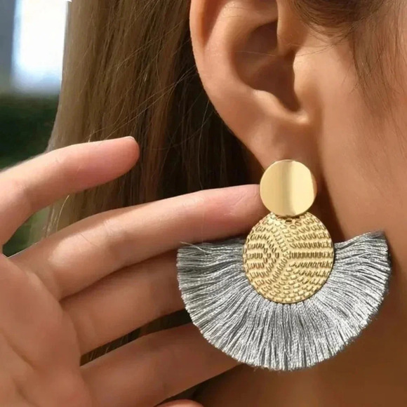🆕️Boho Chic Gold & Grey Tassel Fringe Fan Earrings 🌿 Trendy Statement Earrings - Picture 1 of 10